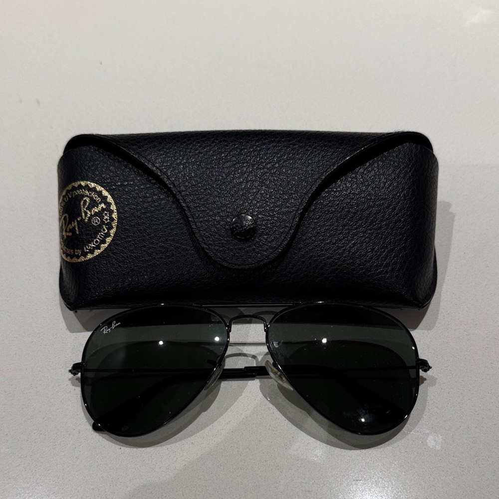 Ray-Ban Black Aviator Sunglasses with Dark Green Lenses and Case